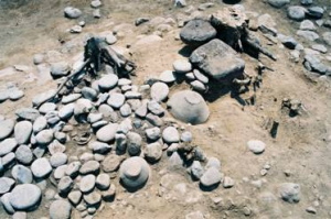 黒川上山墓跡蔵骨器出土状況の画像