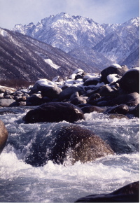 雄大な剱岳と早月川の清流の画像1