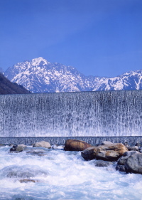 雄大な剱岳と早月川の清流の画像2