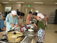 「介護予防教室では調理実習もしています。」の画像
