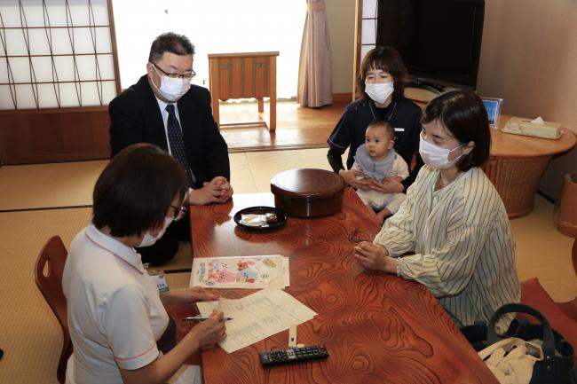 助産師による問診の様子