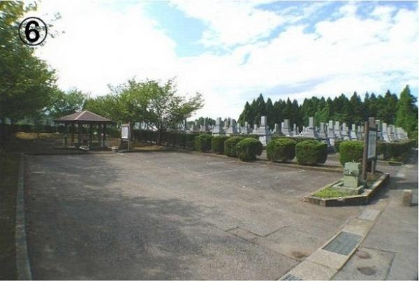 上市町墓地公園第1期2期区画駐車場の風景
