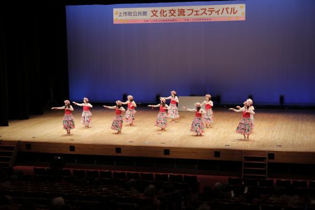 弓庄公民館のフラダンス