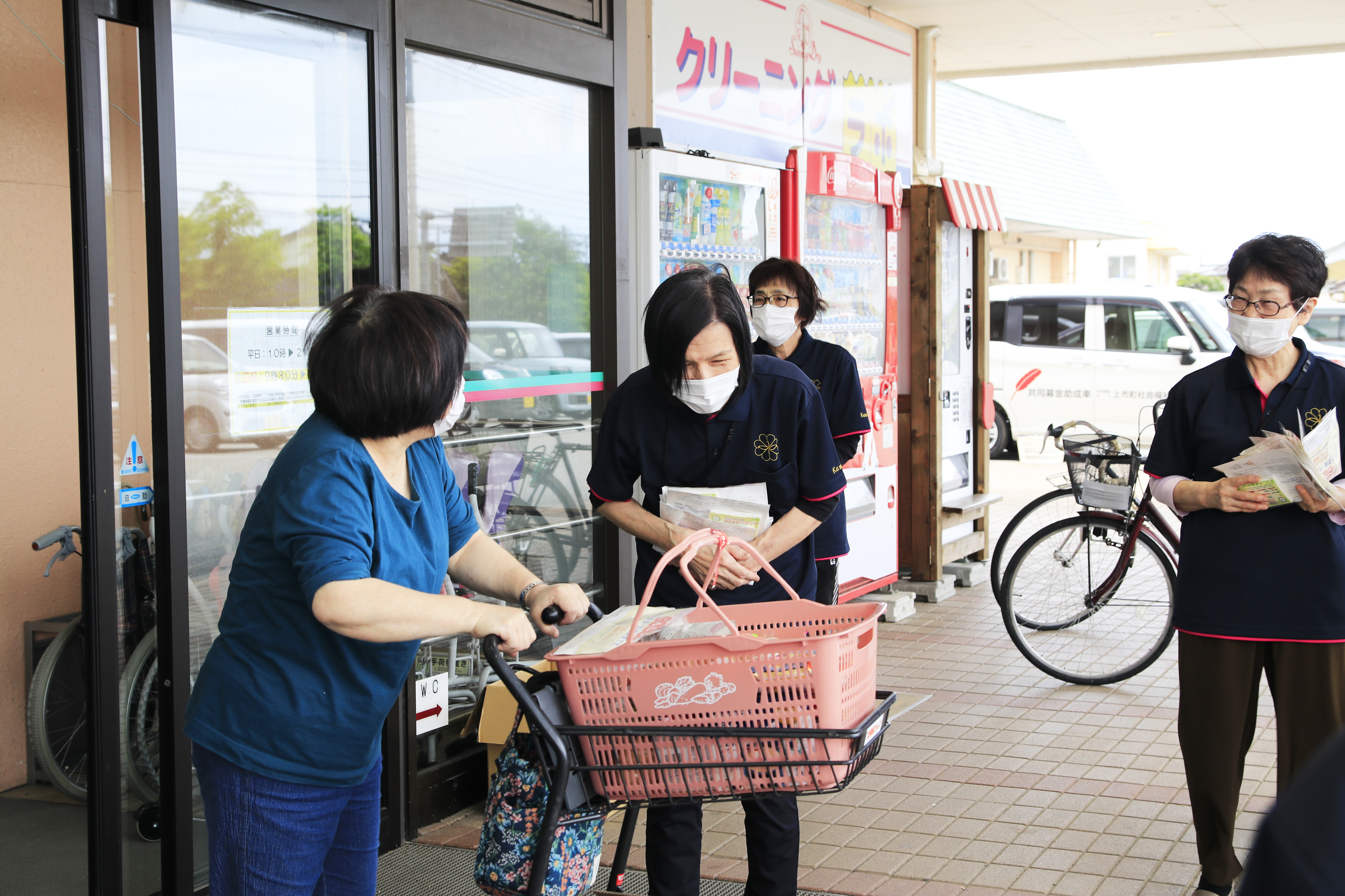 ティッシュ配り女性