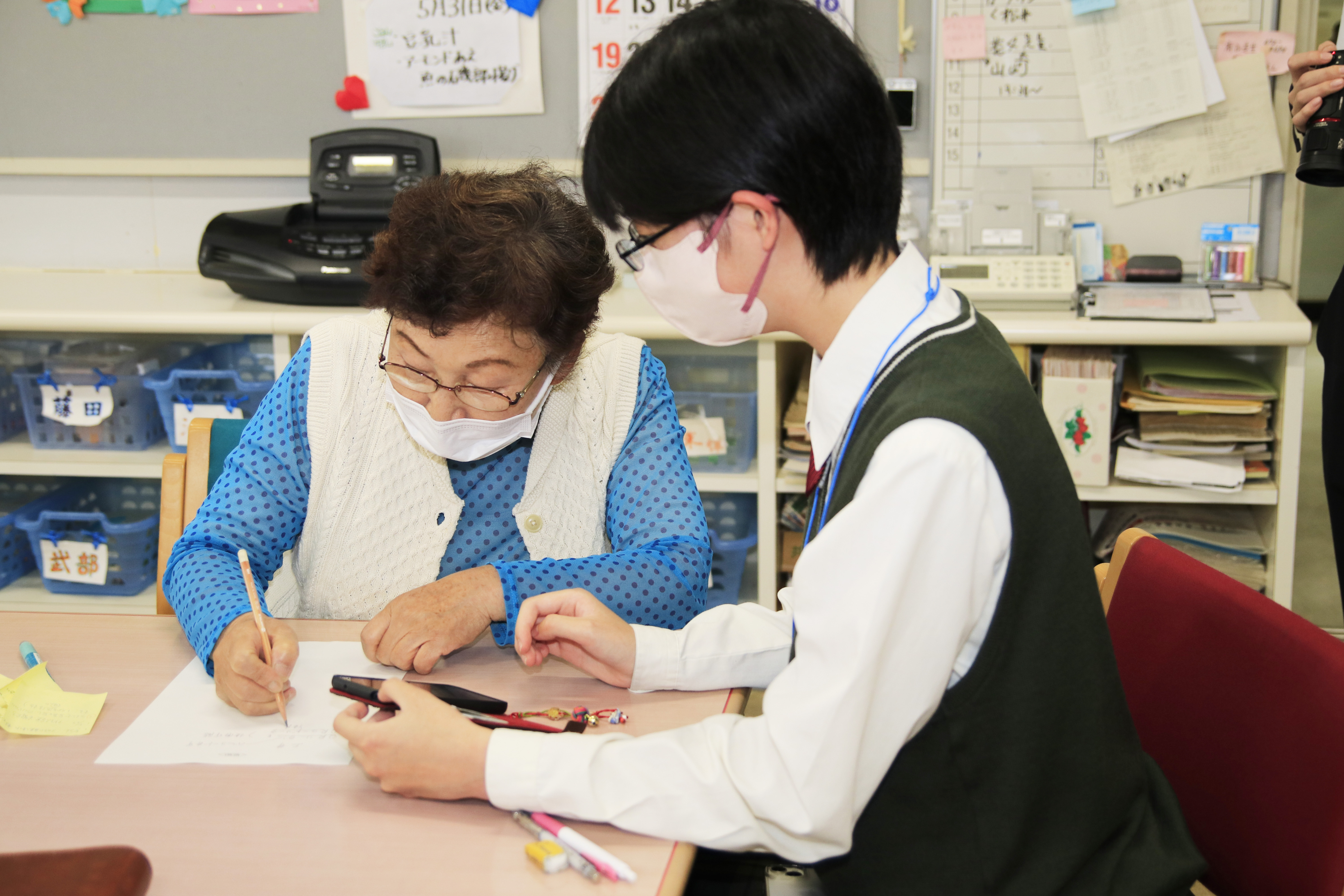 女子高生とメモをとる参加者