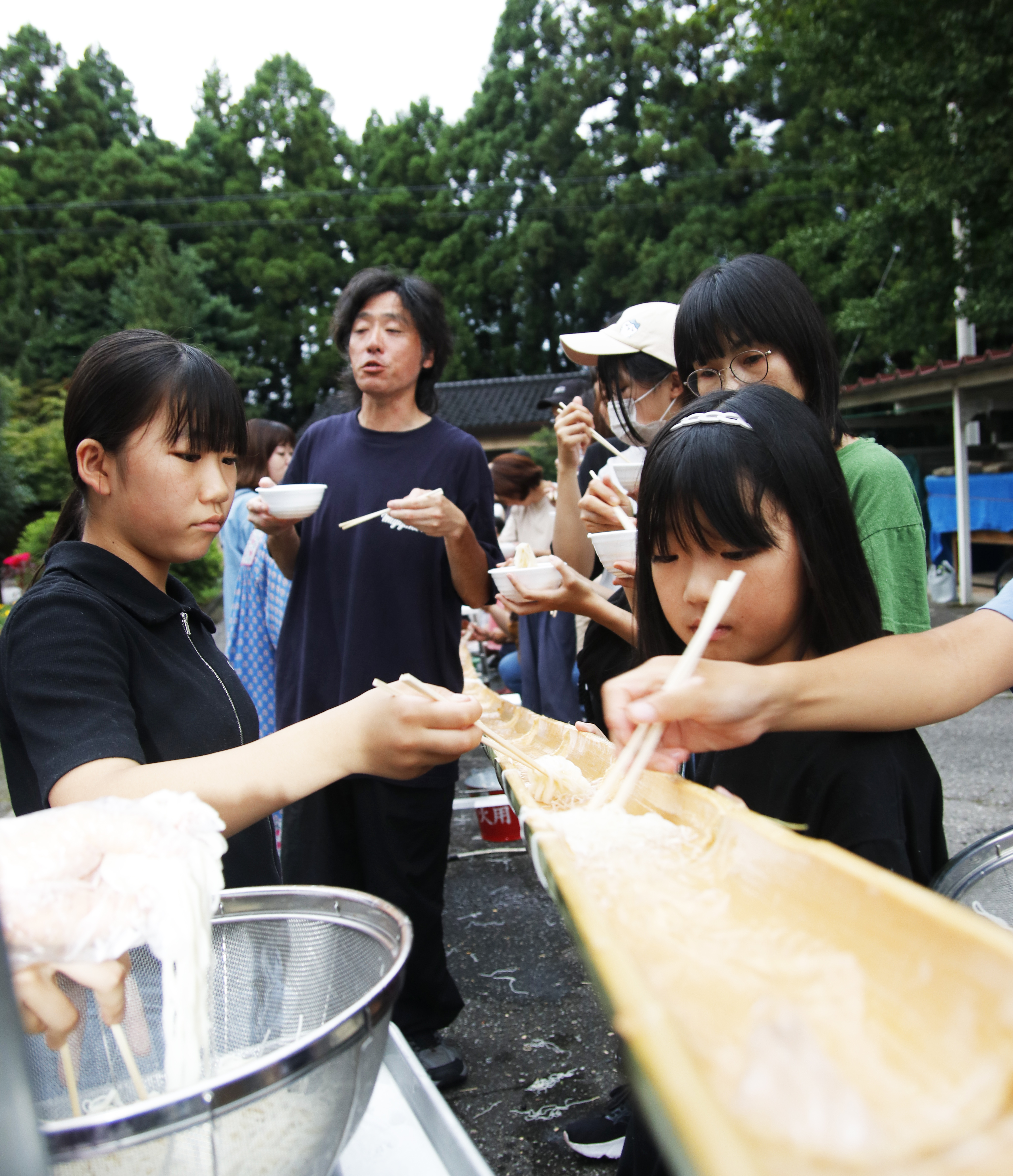 流しそうめんを食べる様子