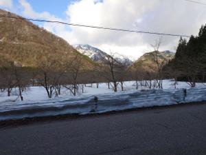 伊折橋左岸桜雪多く残る