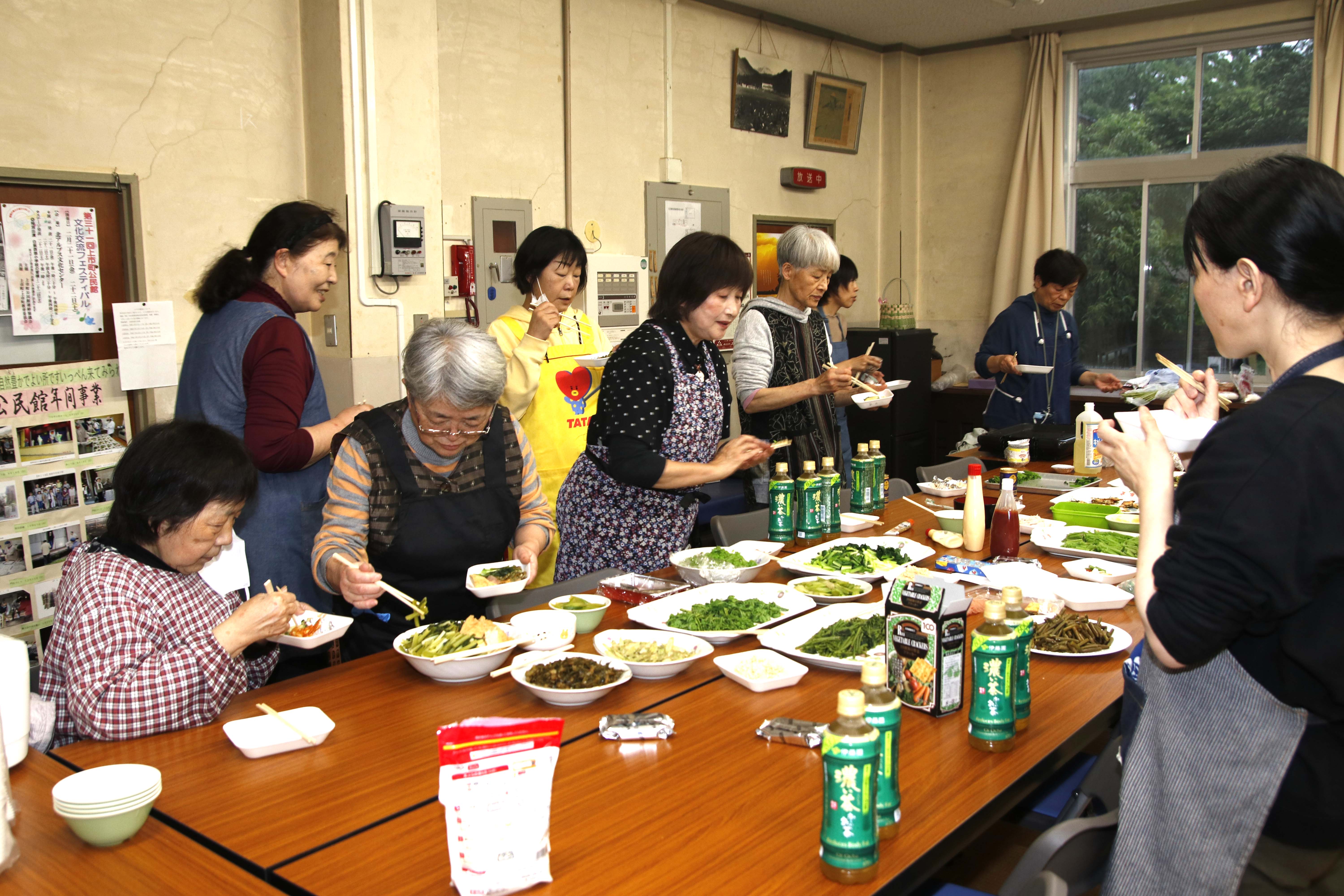 出来上がった料理を味わう様子