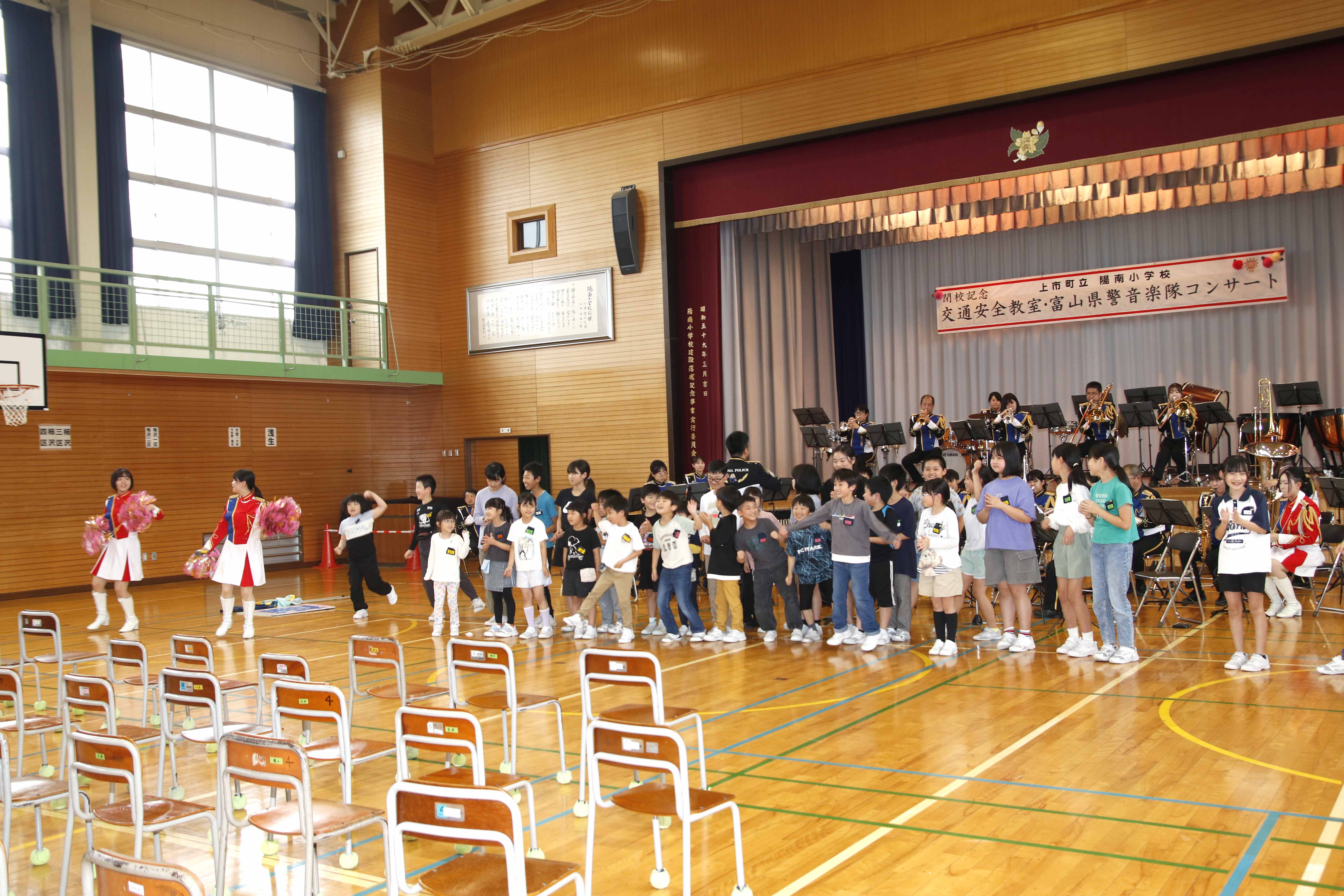 児童も踊る様子