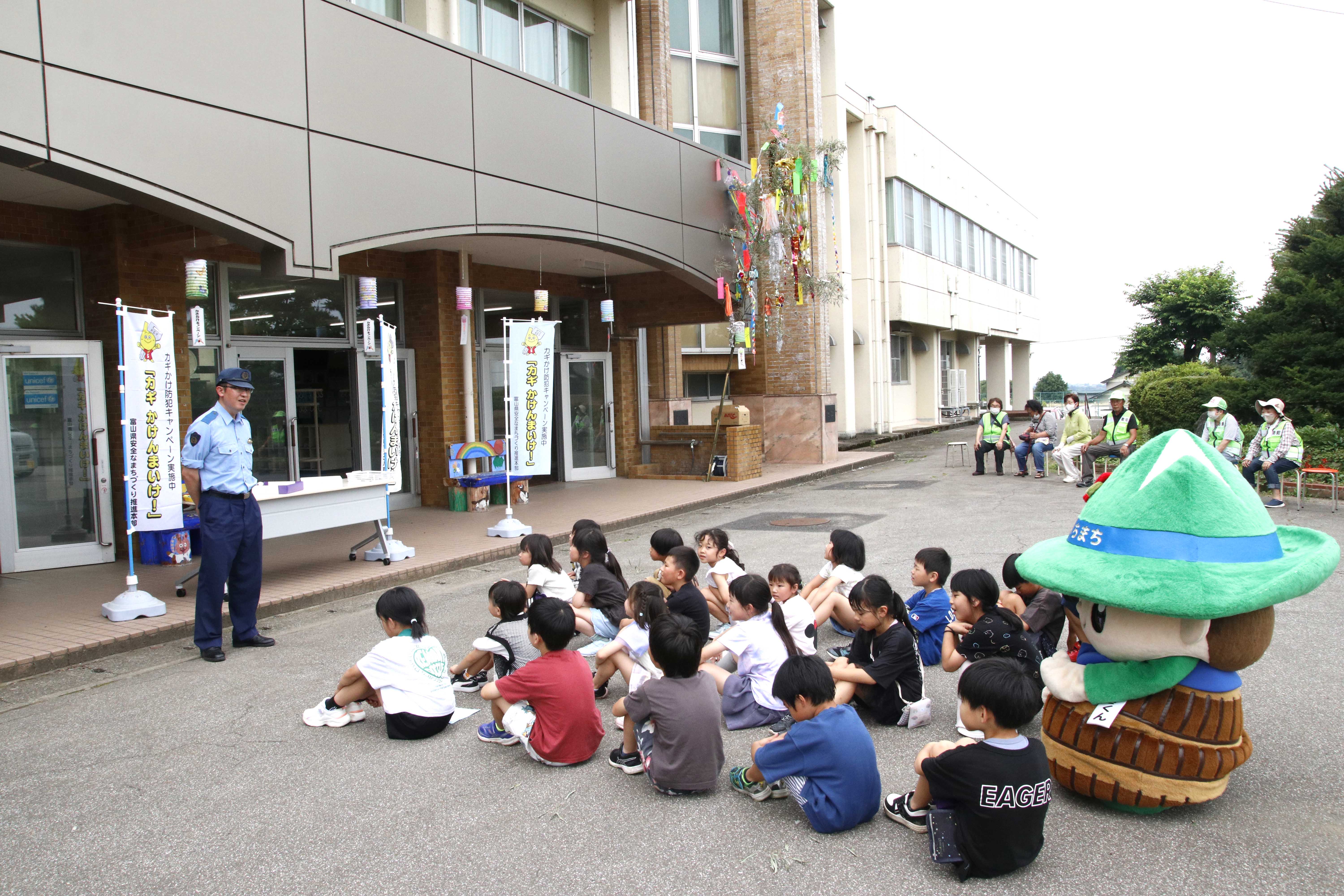 夏休みの注意を聞く様子