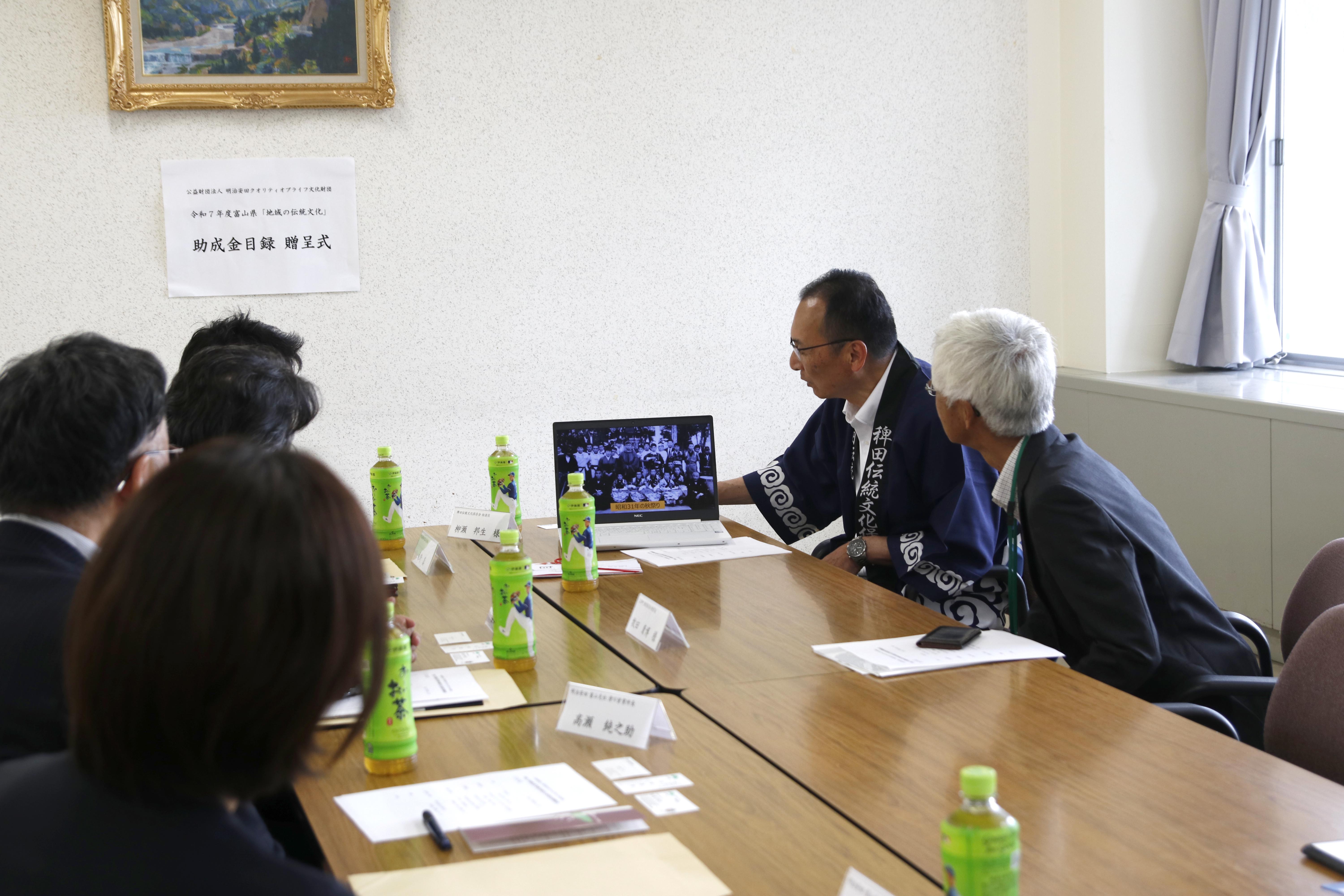 まつりの説明する様子
