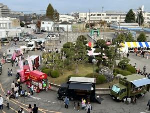 つるぎフェスティバルではブーステントやキッチンカーが並ぶ
