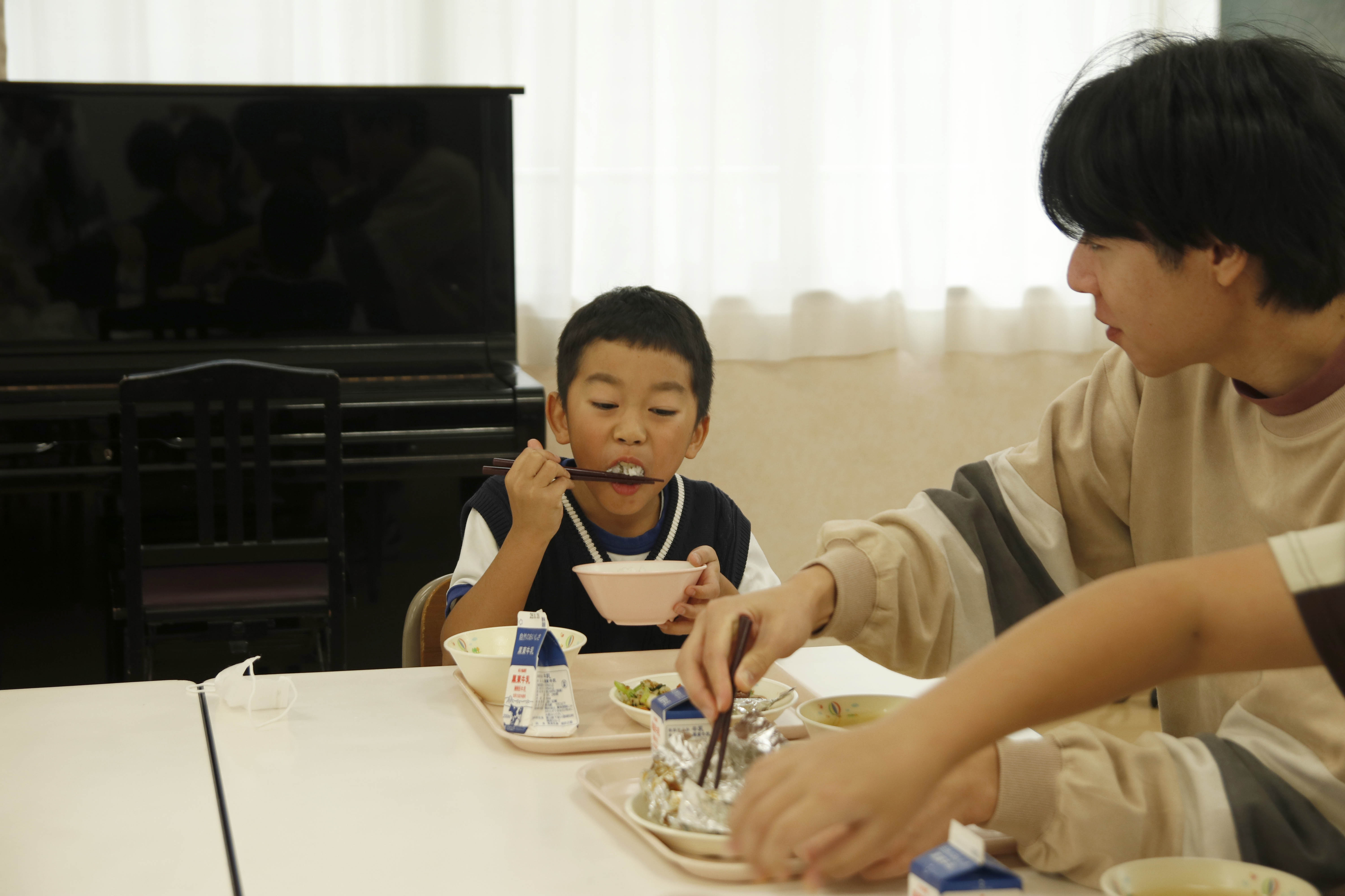 新米をほおばる児童