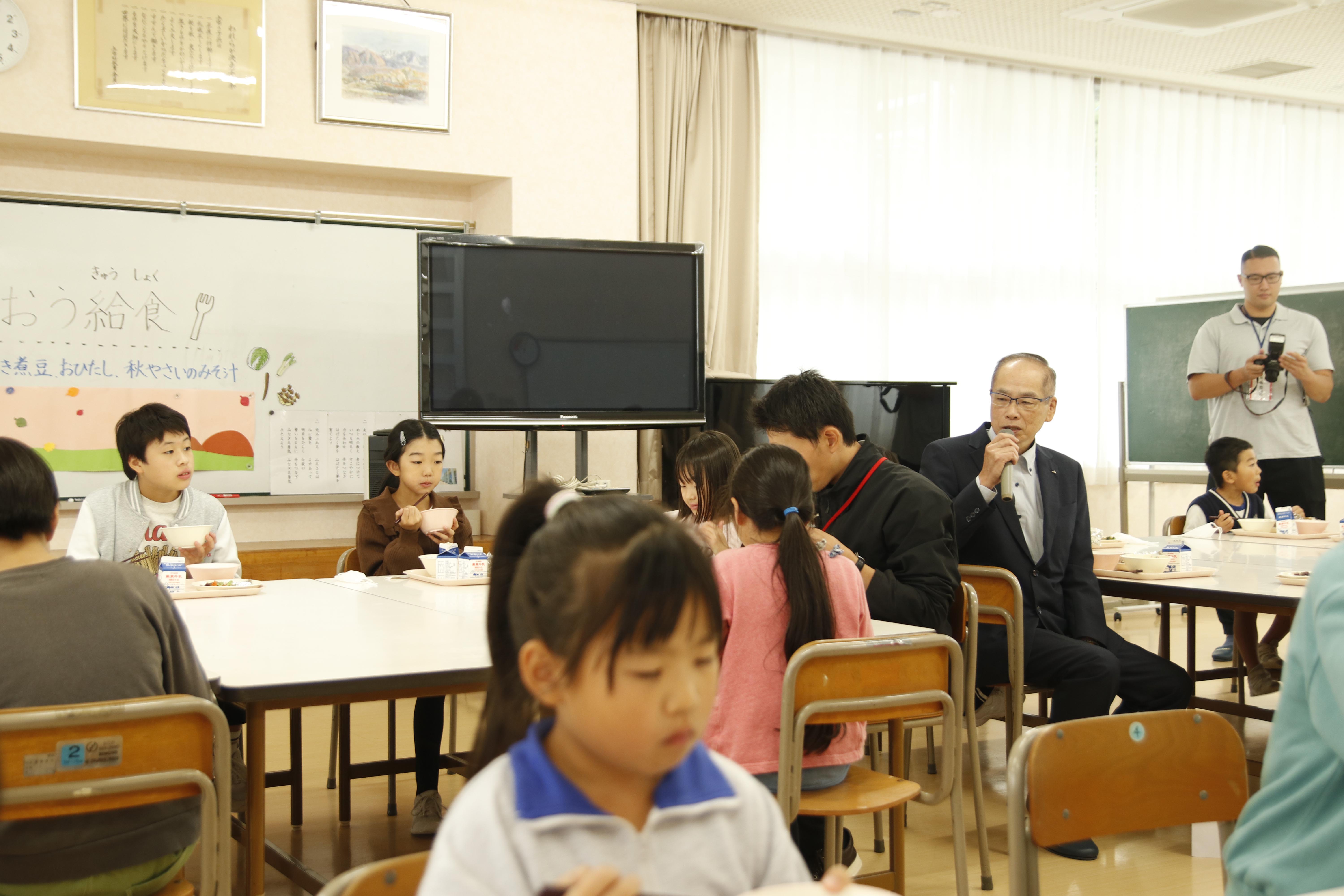 質問に答える三輪組合長