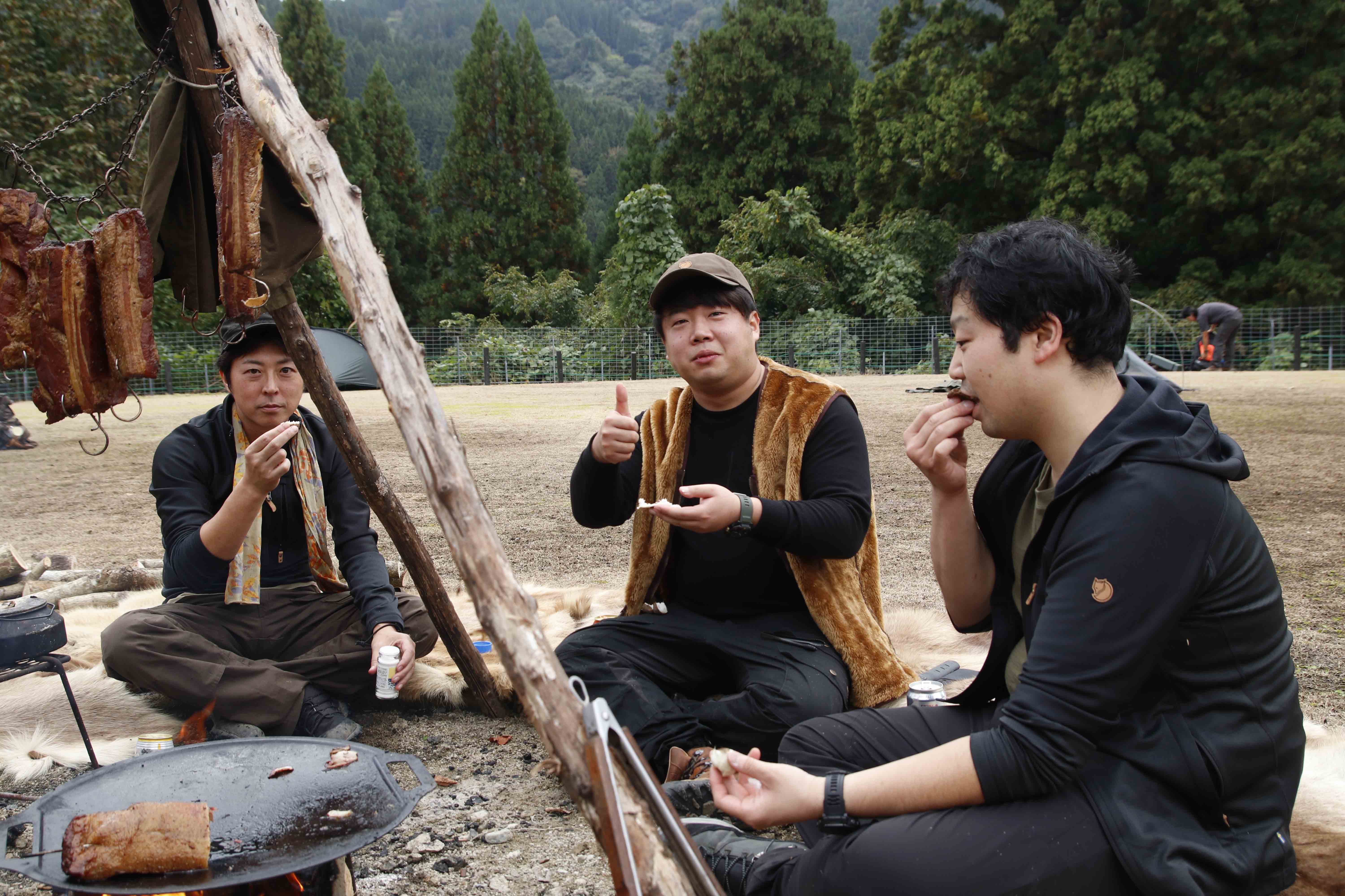 フードのもてなしを受ける参加者