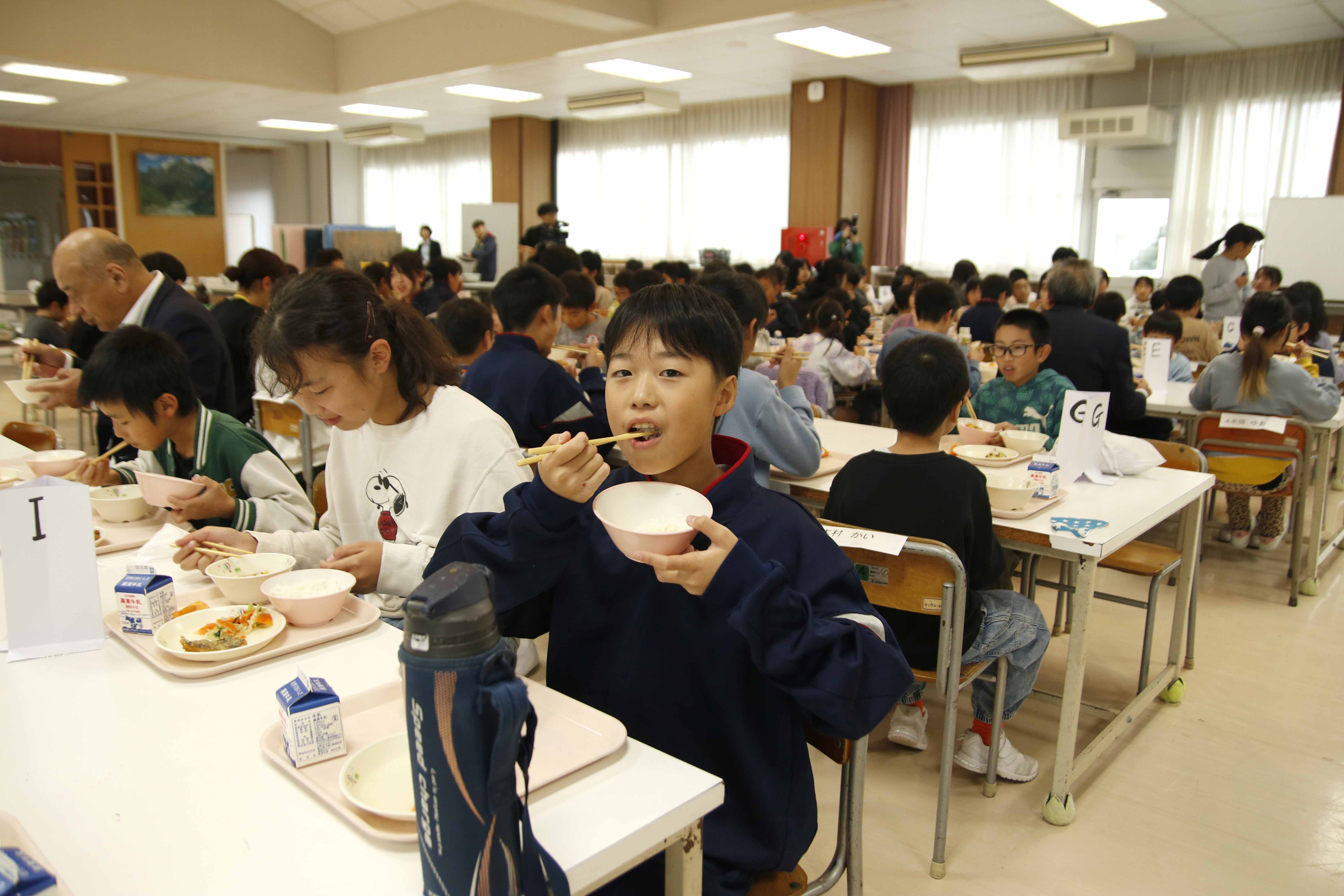 新米を味わう様子