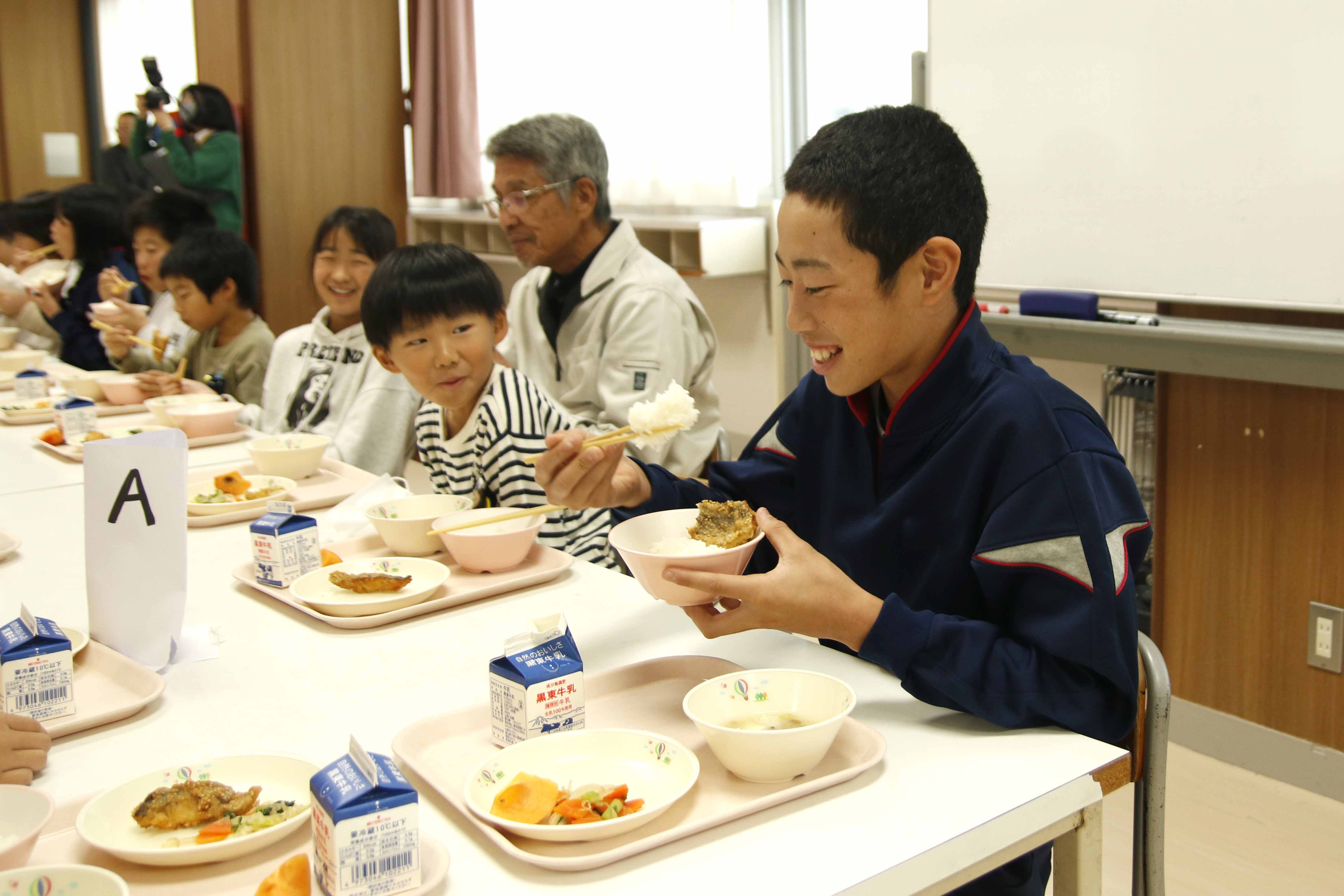 新米を味わう様子２