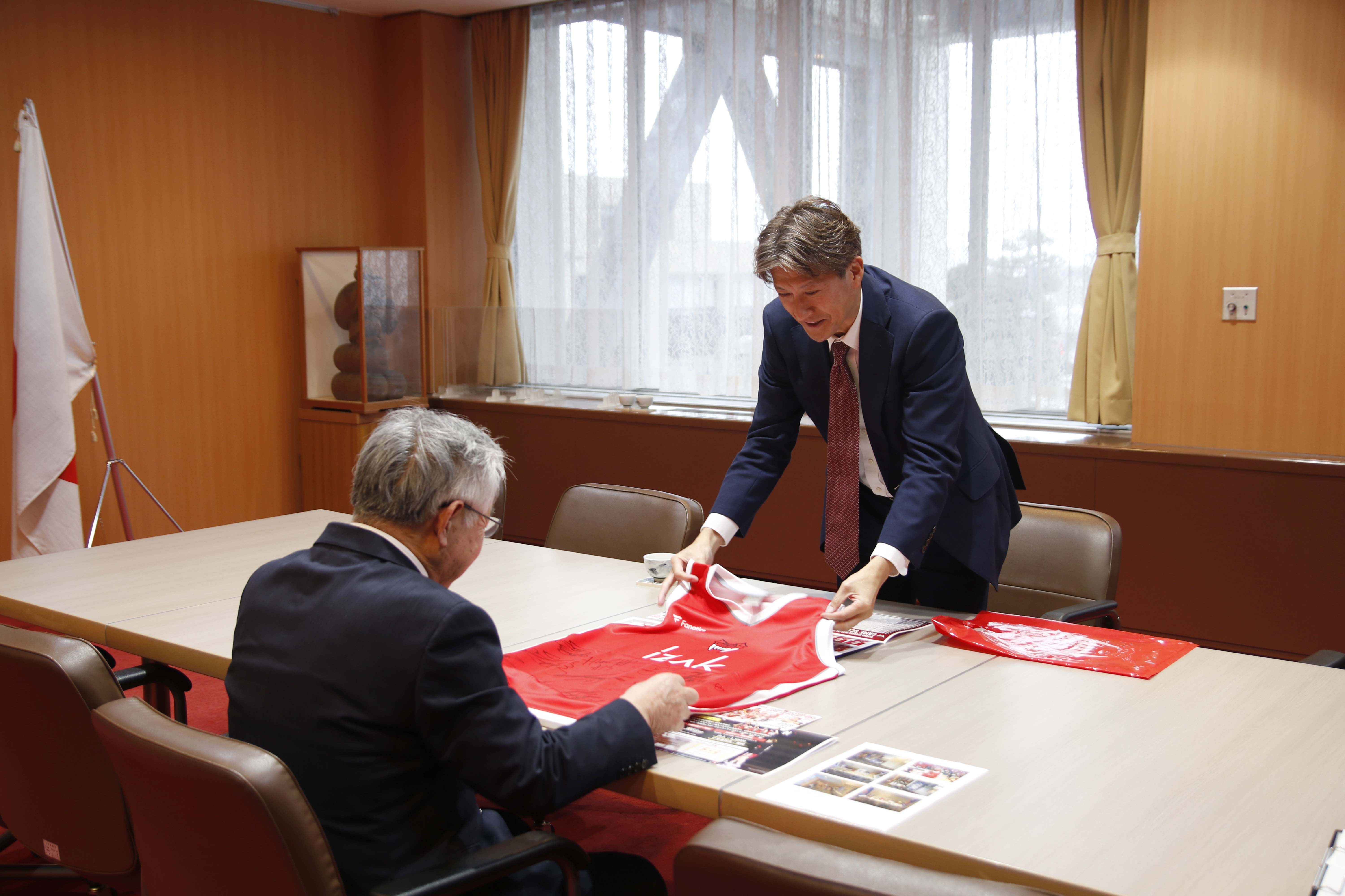 ユニフォーム贈呈