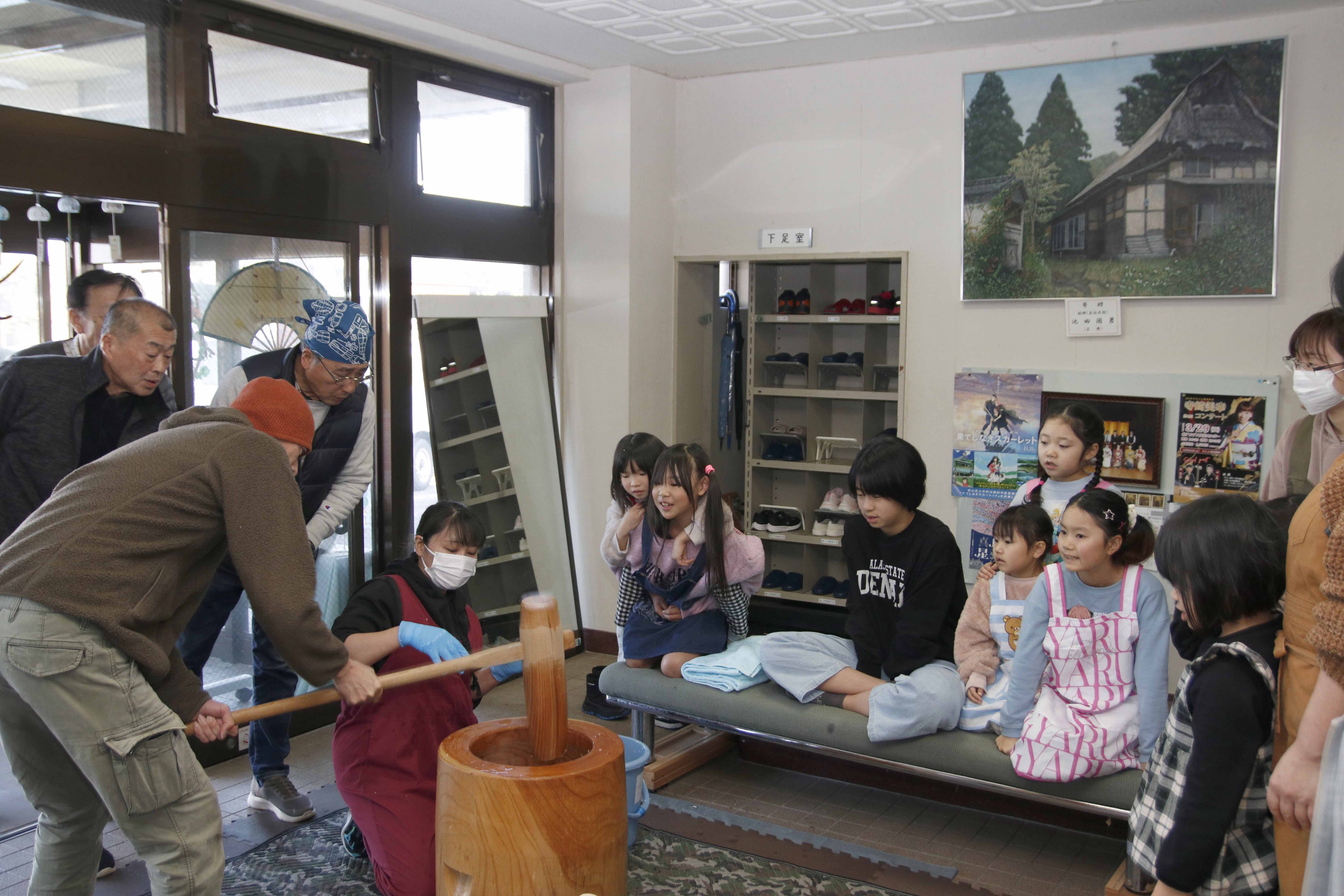 みんなでみる餅つき