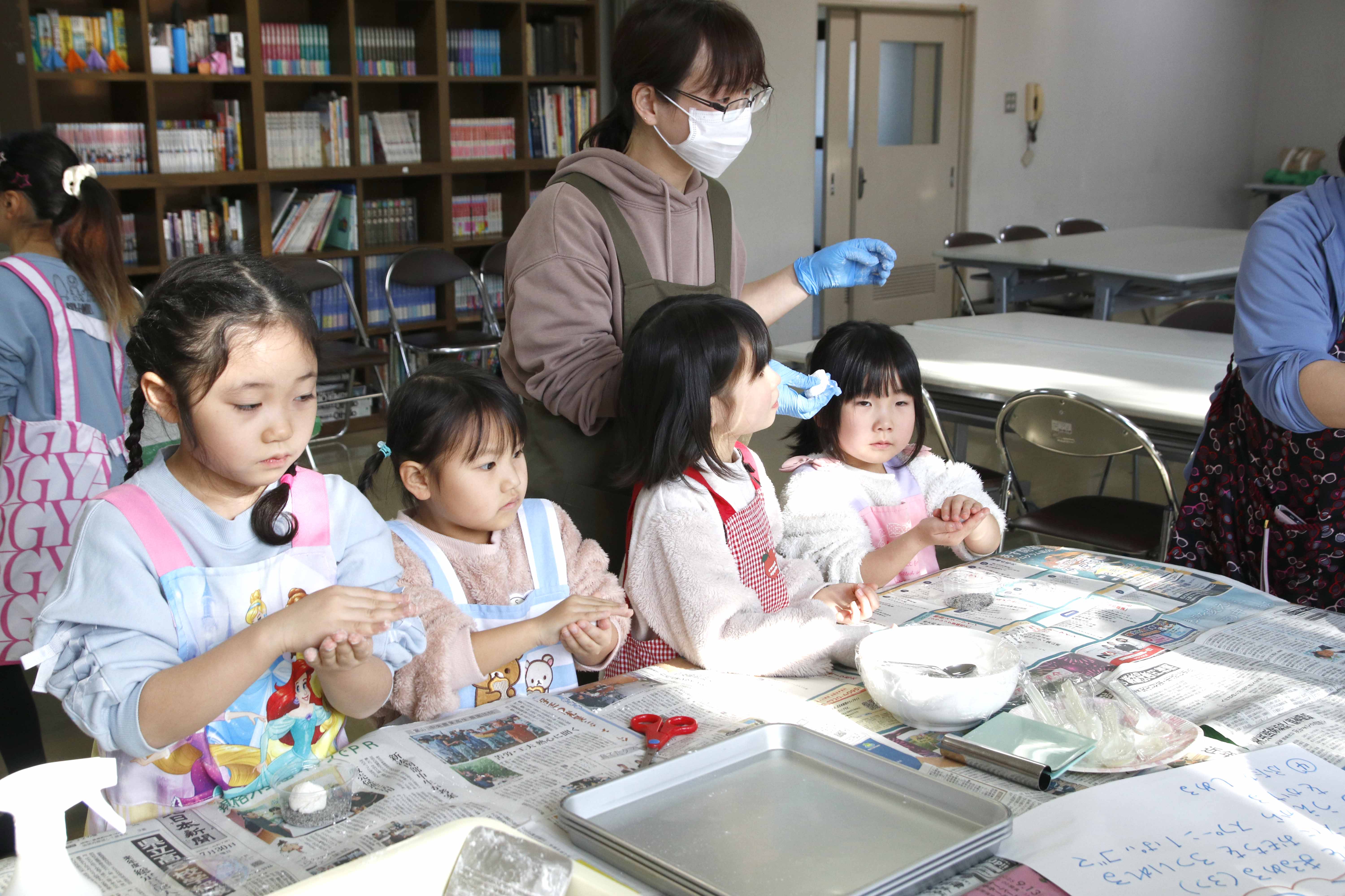 餅を丸める様子