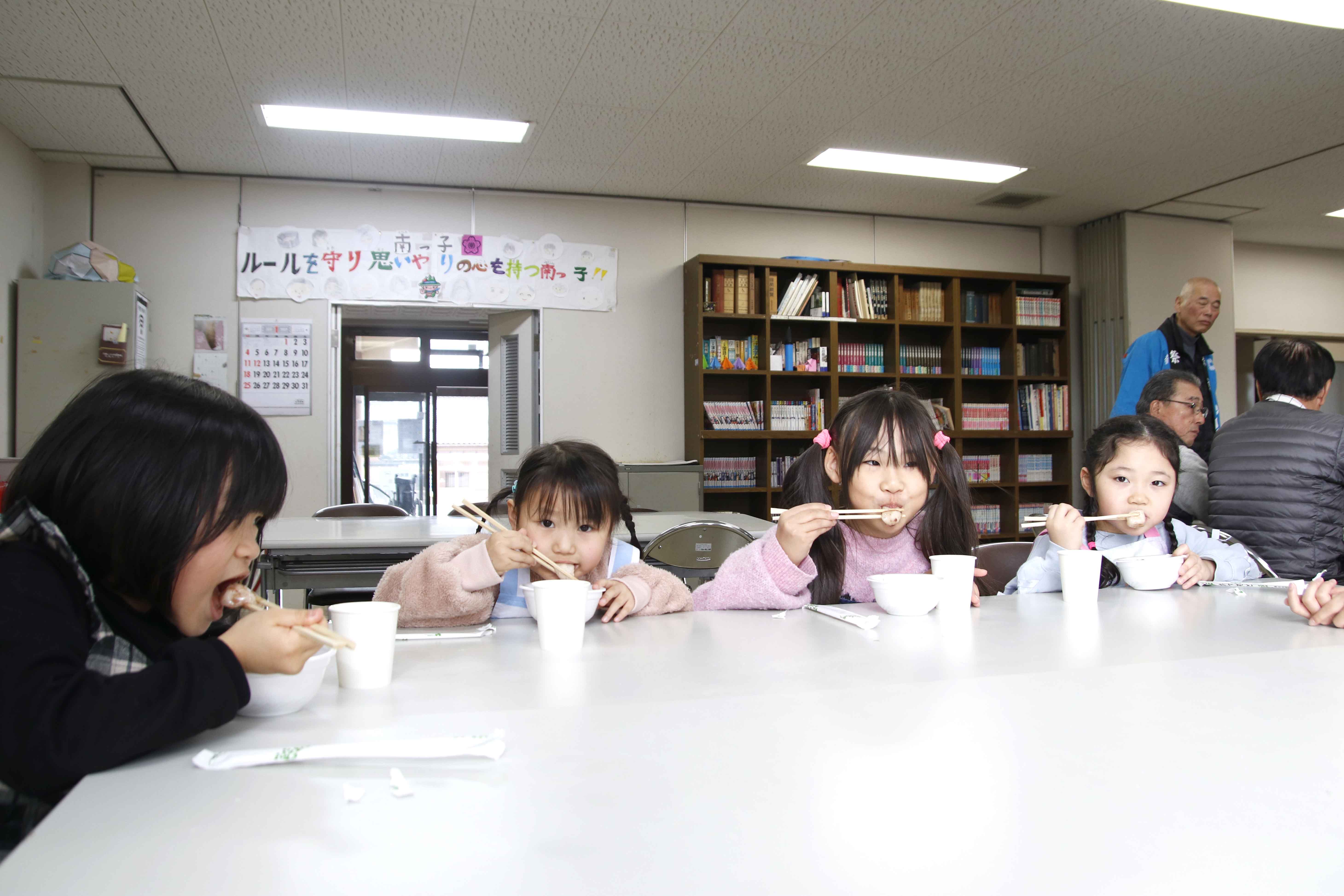 ぜんざいを食べる様子