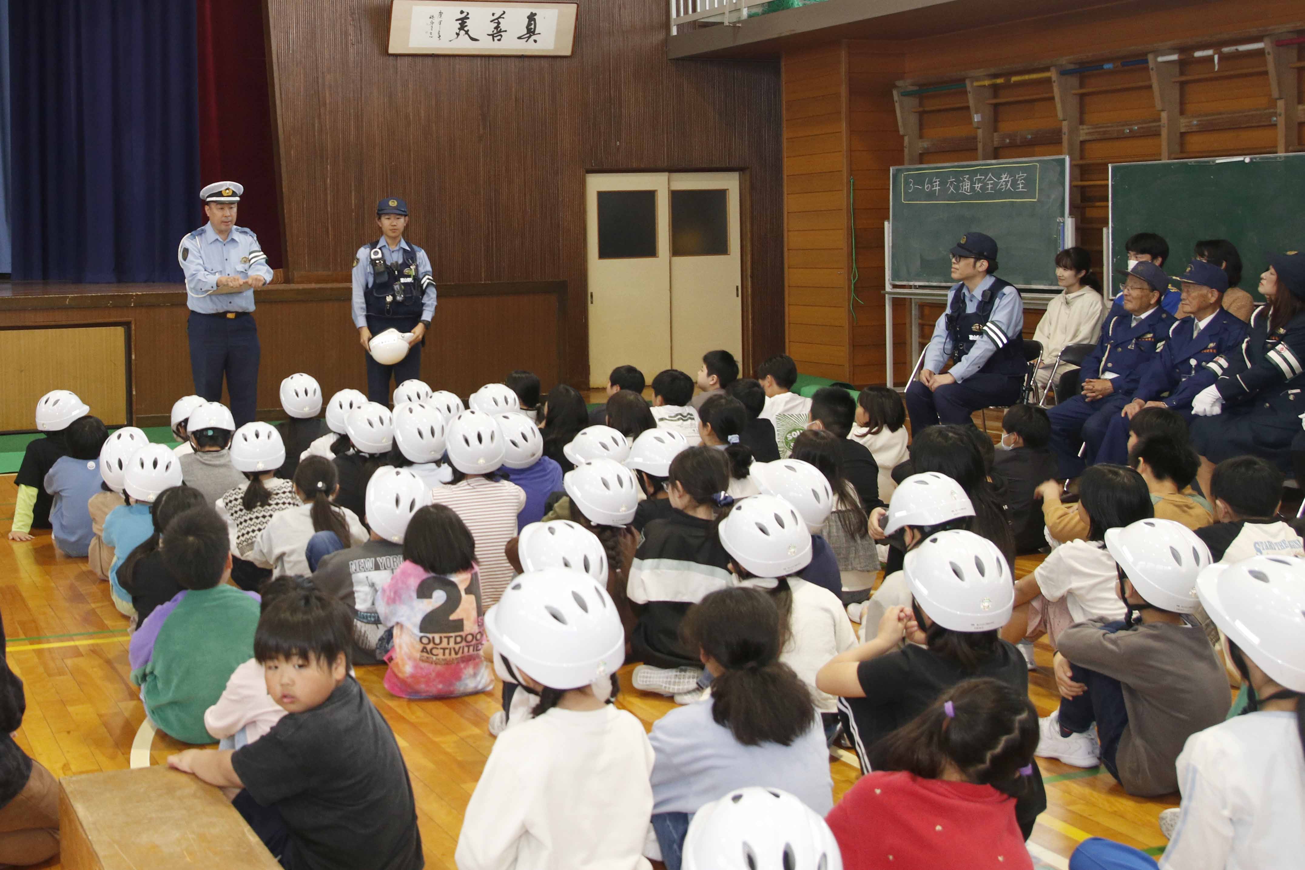 全員で話を聞く様子
