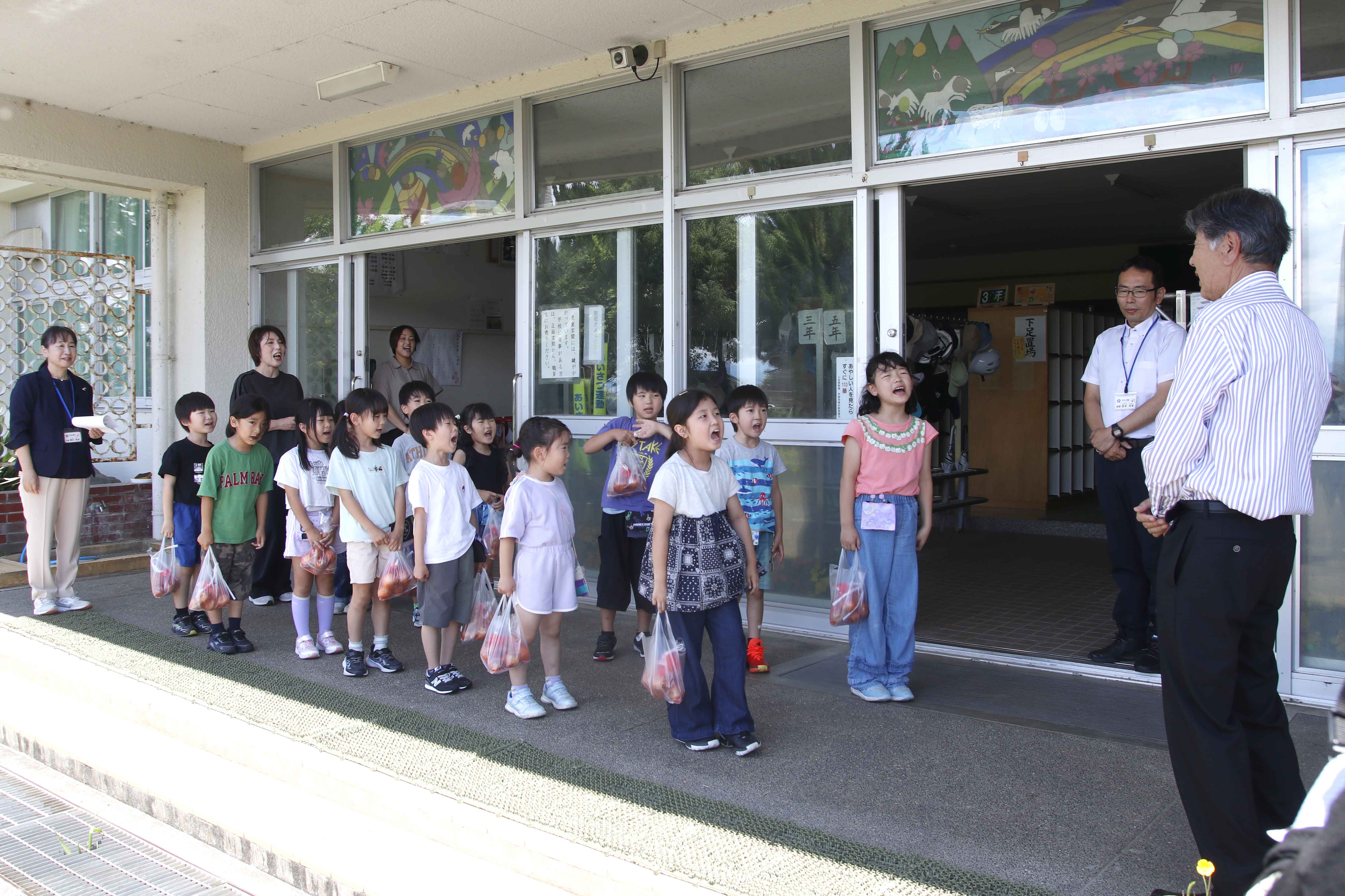 お礼を言う様子