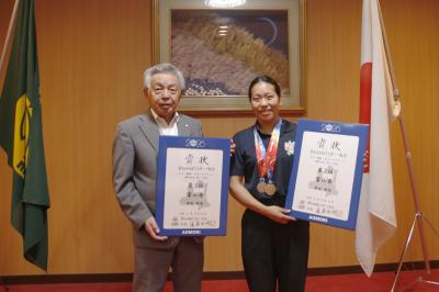 浦田選手と町長